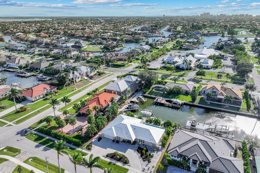 318 Grapewood Ct, Marco Island, FL 34145