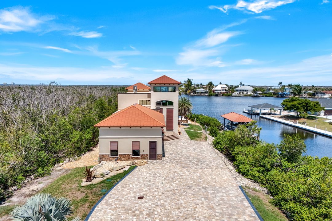 2755 Cussell Dr, Saint James City, FL 33956