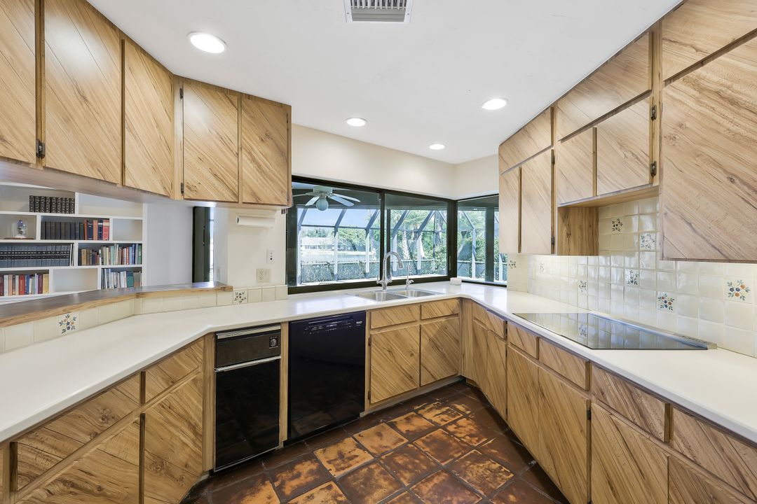 700 Bald Eagle Dr, Naples, FL 34105