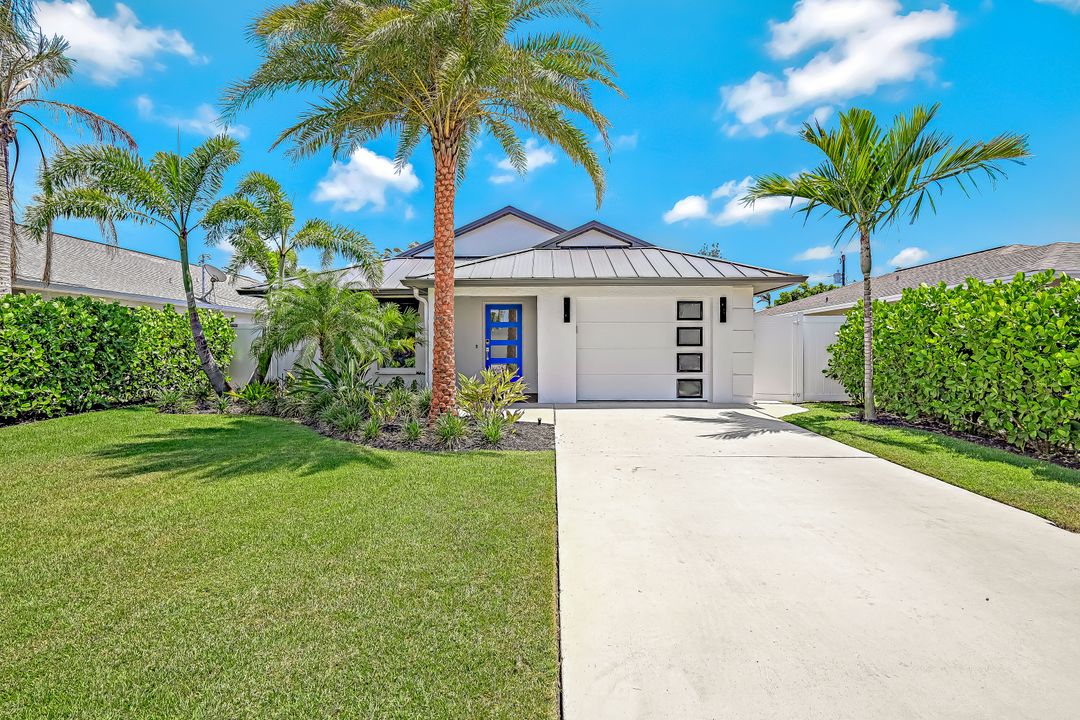 558 98th Ave N, Naples, FL 34108