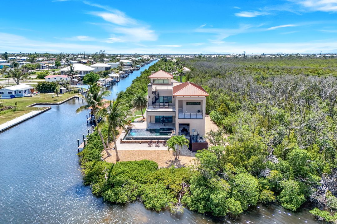 2755 Cussell Dr, Saint James City, FL 33956