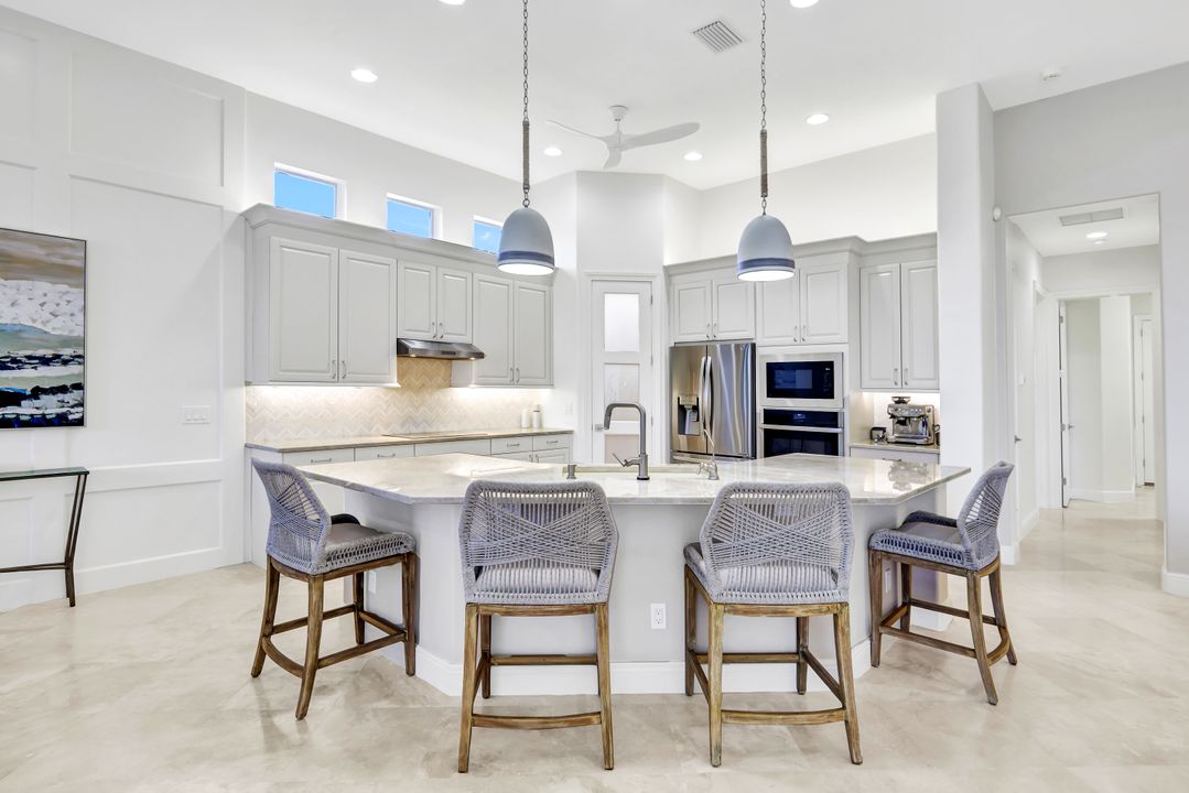 5746 Hammock Isles Dr, Naples, FL 34119