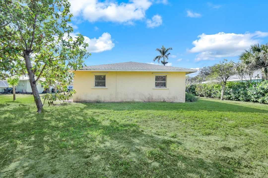 761 91st Ave N, Naples, FL 34108