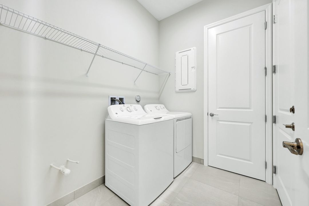 2581 Kingfisher Dr, Naples, FL 34112