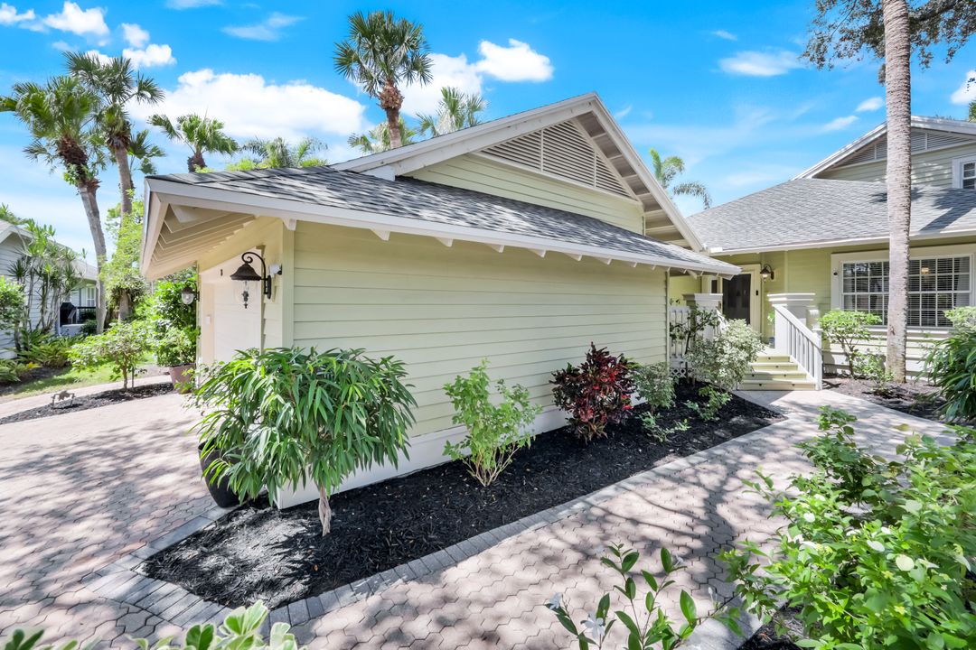 28 Golf Cottage Dr, Naples, FL 34105