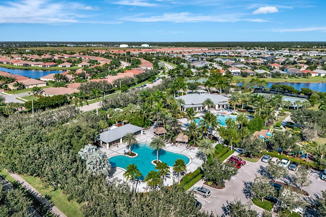 2074 Tamarron Ln, Naples, FL 34120