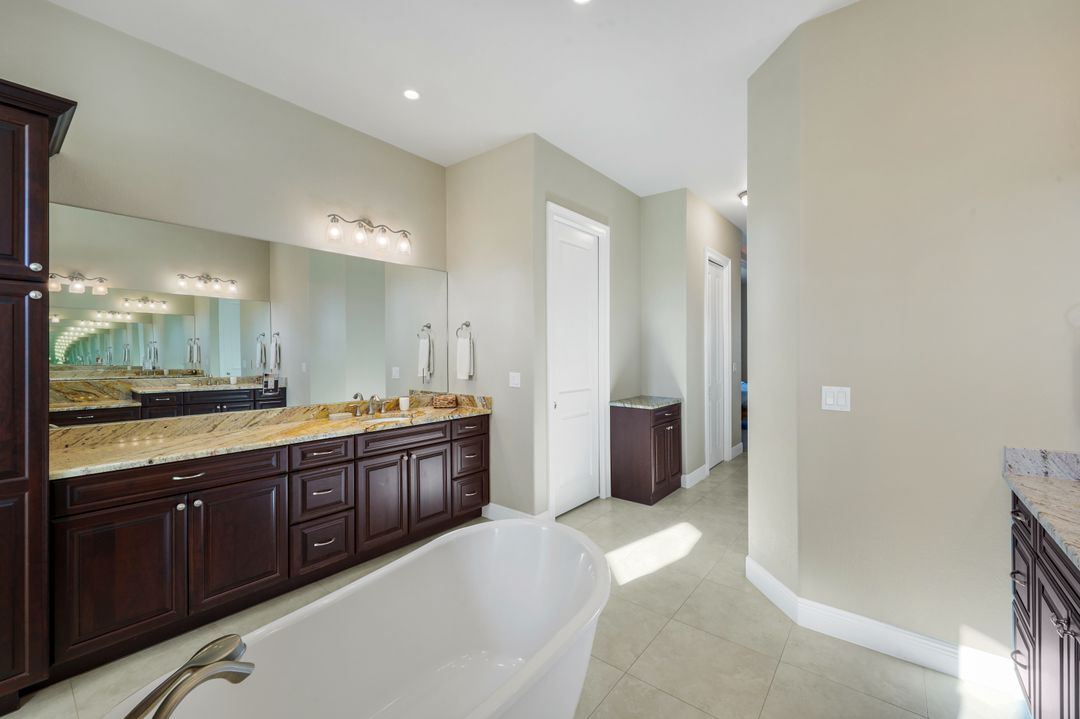 11899 King James Ct, Cape Coral, FL 33991