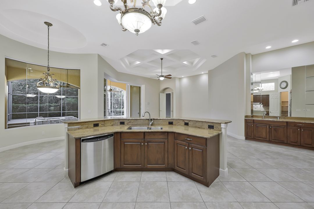 5616 Hammock Isles Dr, Naples, FL 34119