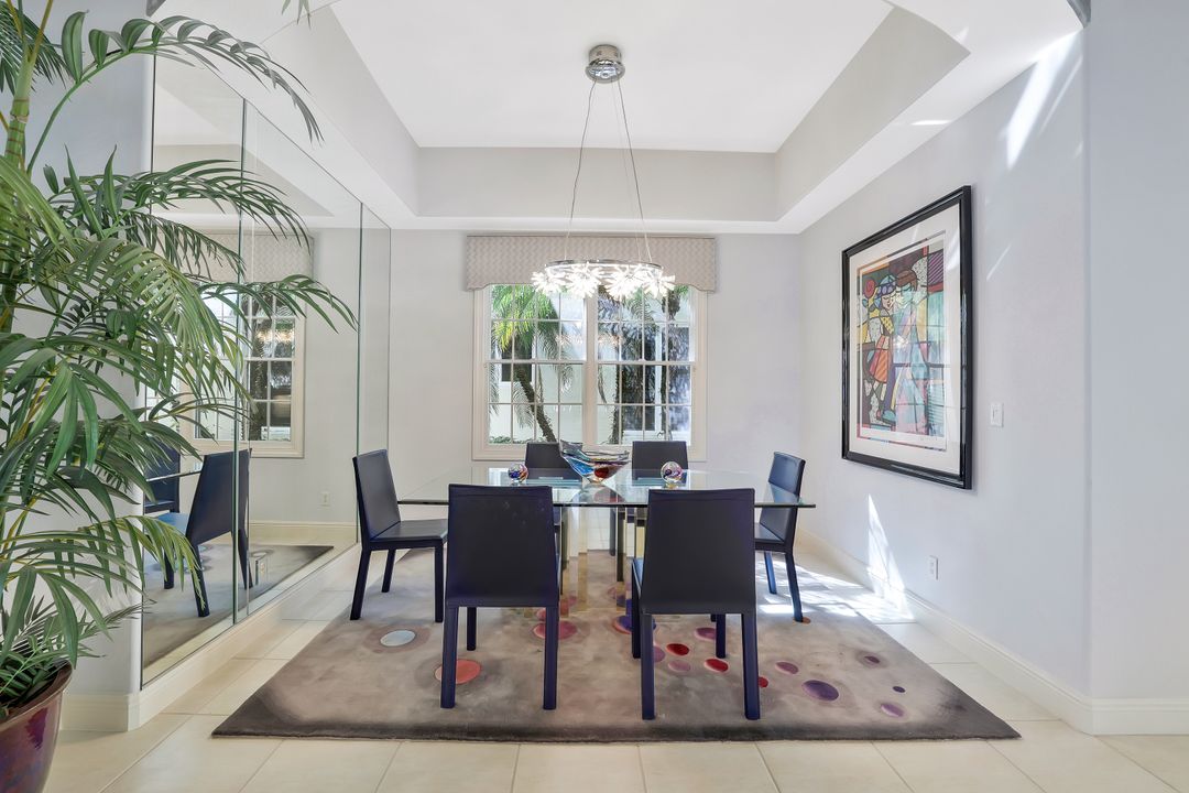 910 Villa Florenza Dr, Naples, FL 34119