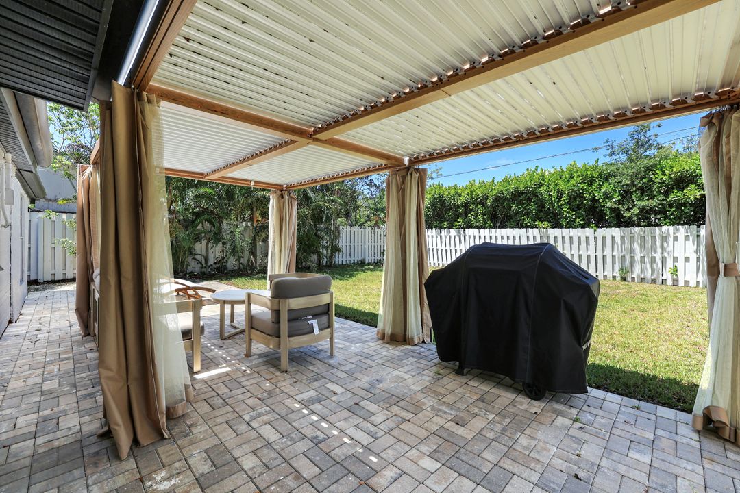 1300 Pine St, Naples, FL 34104
