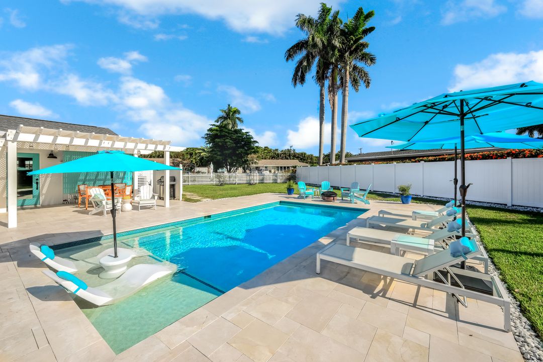 1086 N Town and River Dr, Fort Myers, FL 33919