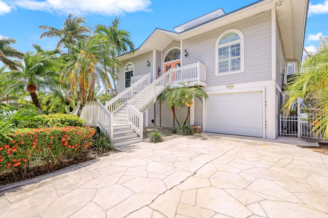 418 Panay Ave, Naples, FL 34113