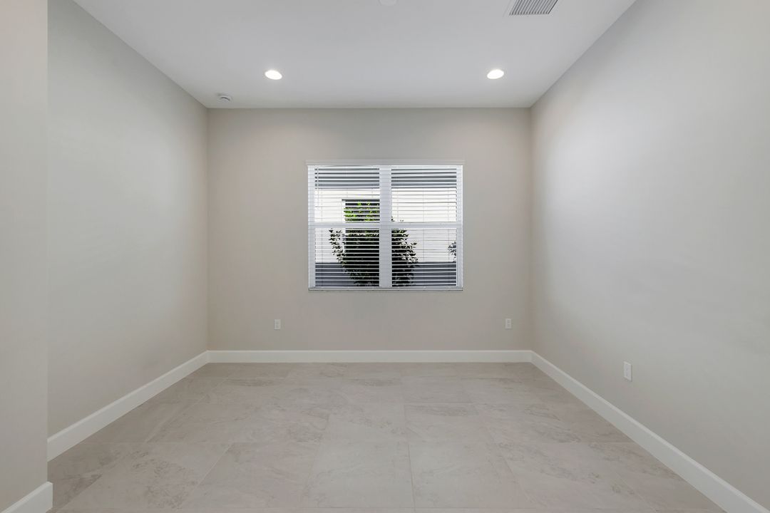 2565 Kingfisher Dr, Naples, FL 34112