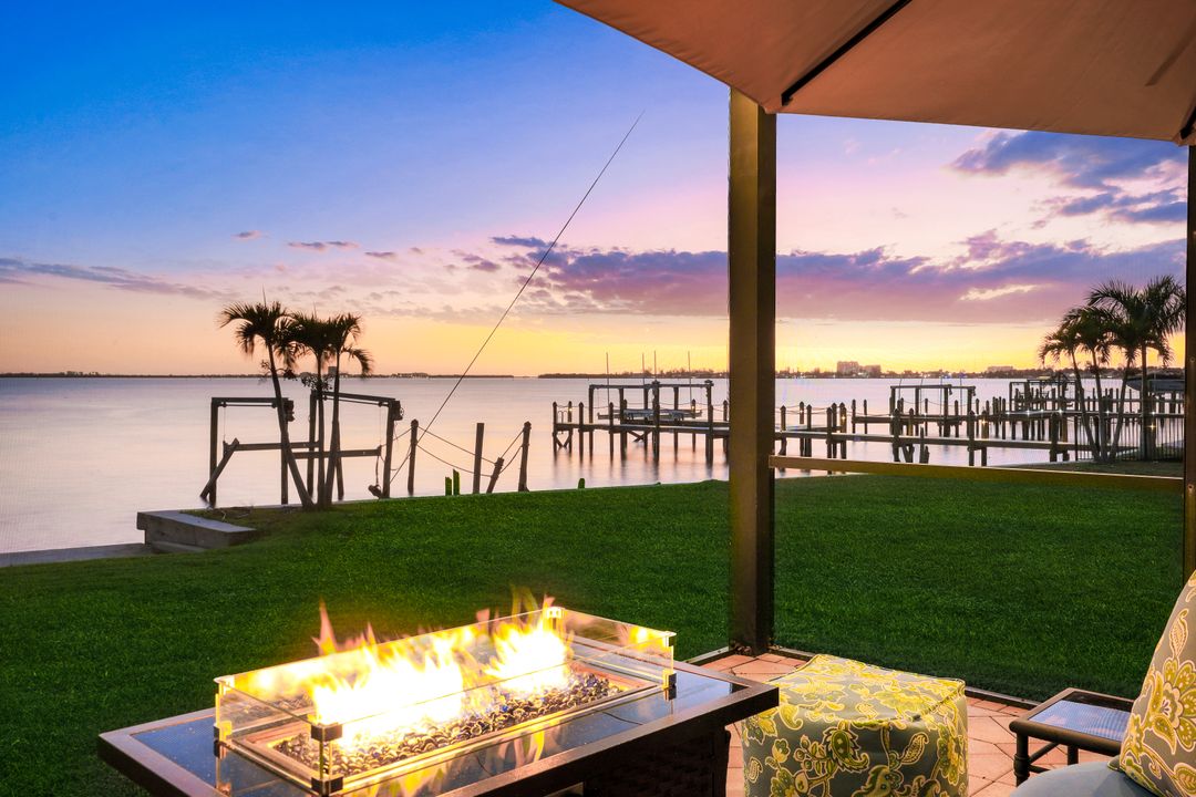 1028 Dolphin Dr, Cape Coral, FL 33904