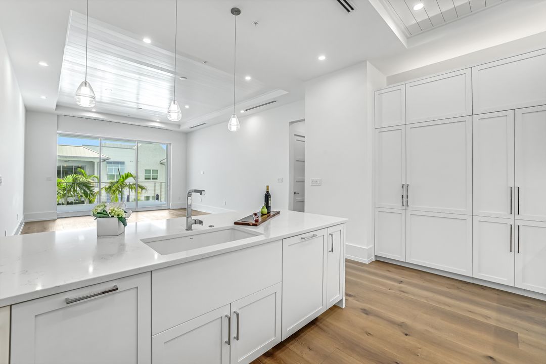 201 8th St S #308, Naples, FL 34102