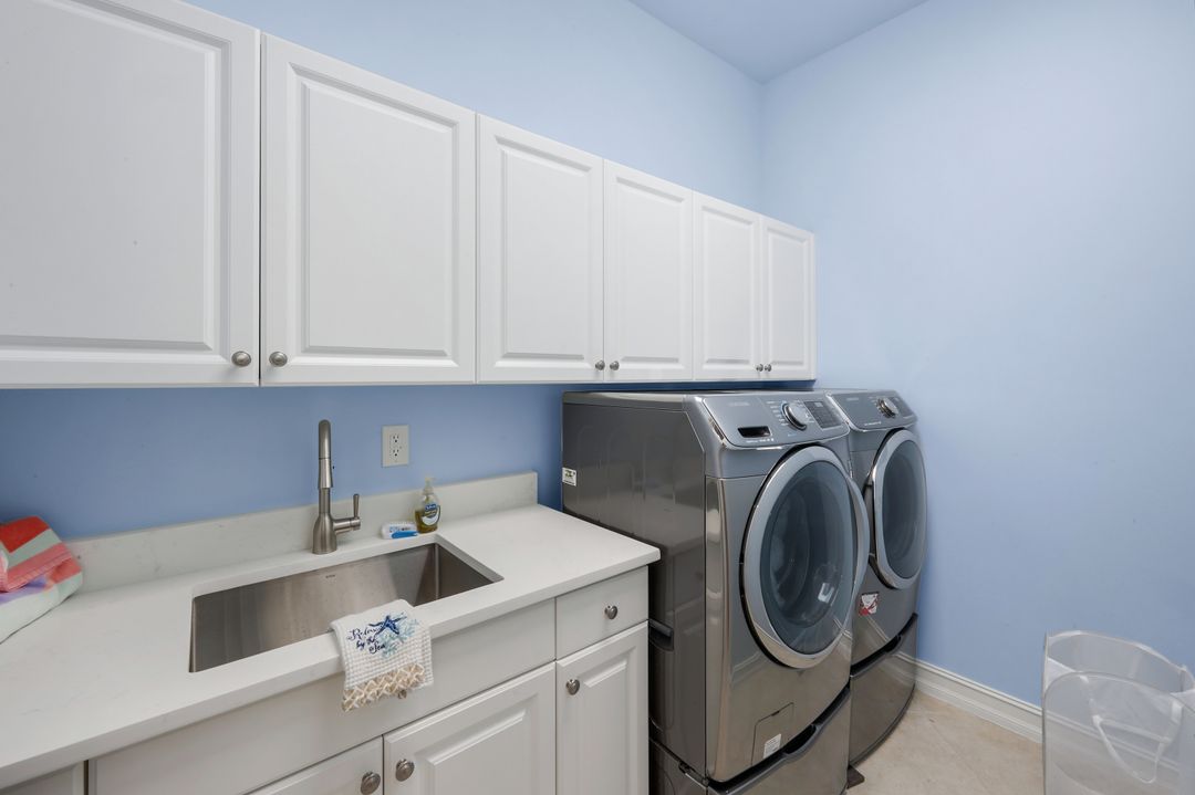 9002 Shenendoah Cir, Naples, FL 34113