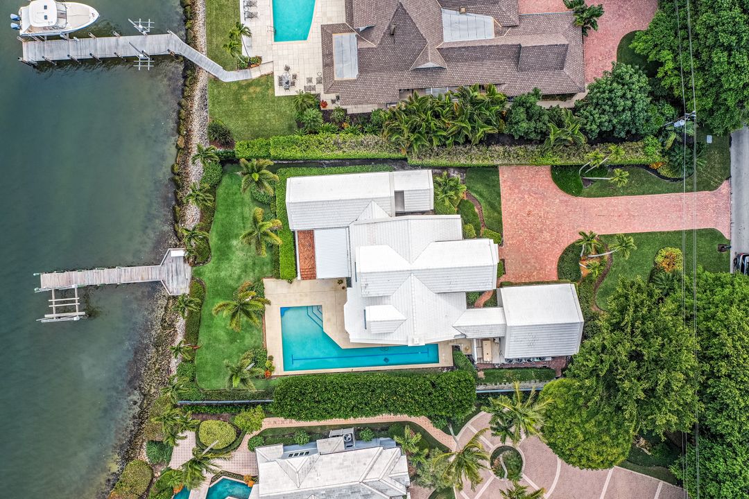 901 Galleon Dr, Naples, FL 34102
