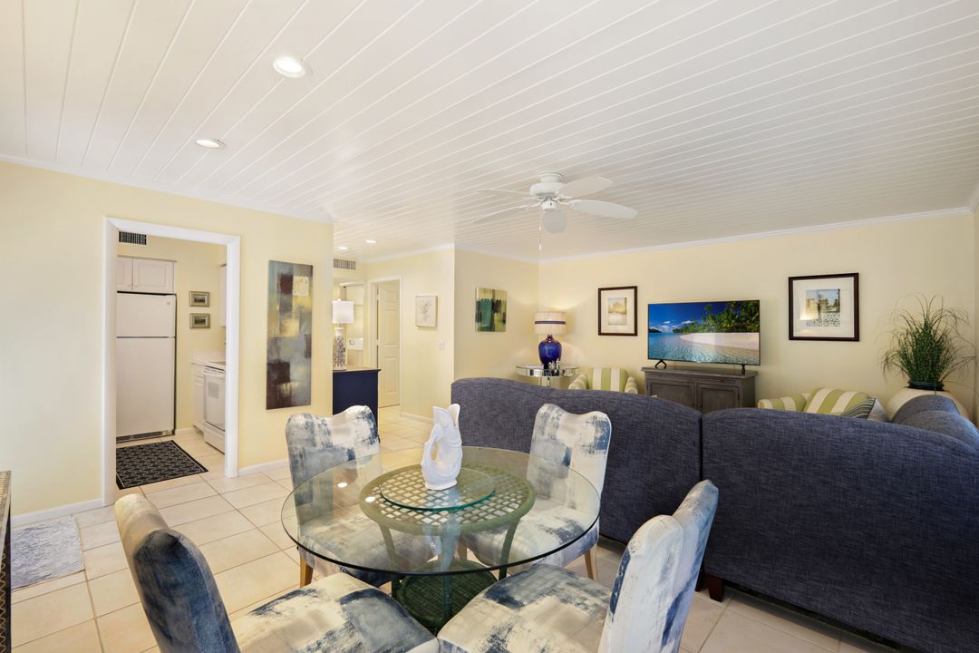 286 4th St S, Naples, FL 34102