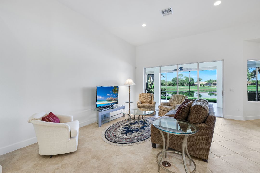 8737 Mustang Island Cir, Naples, FL 34113