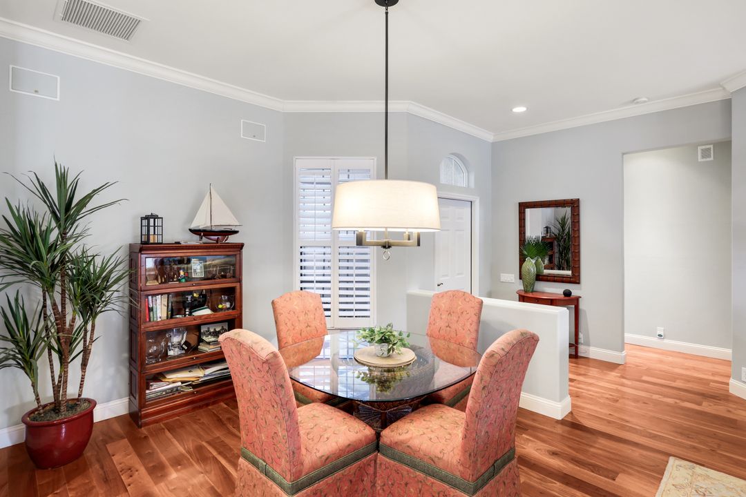 462 Preswick Ln, Naples, FL 34120