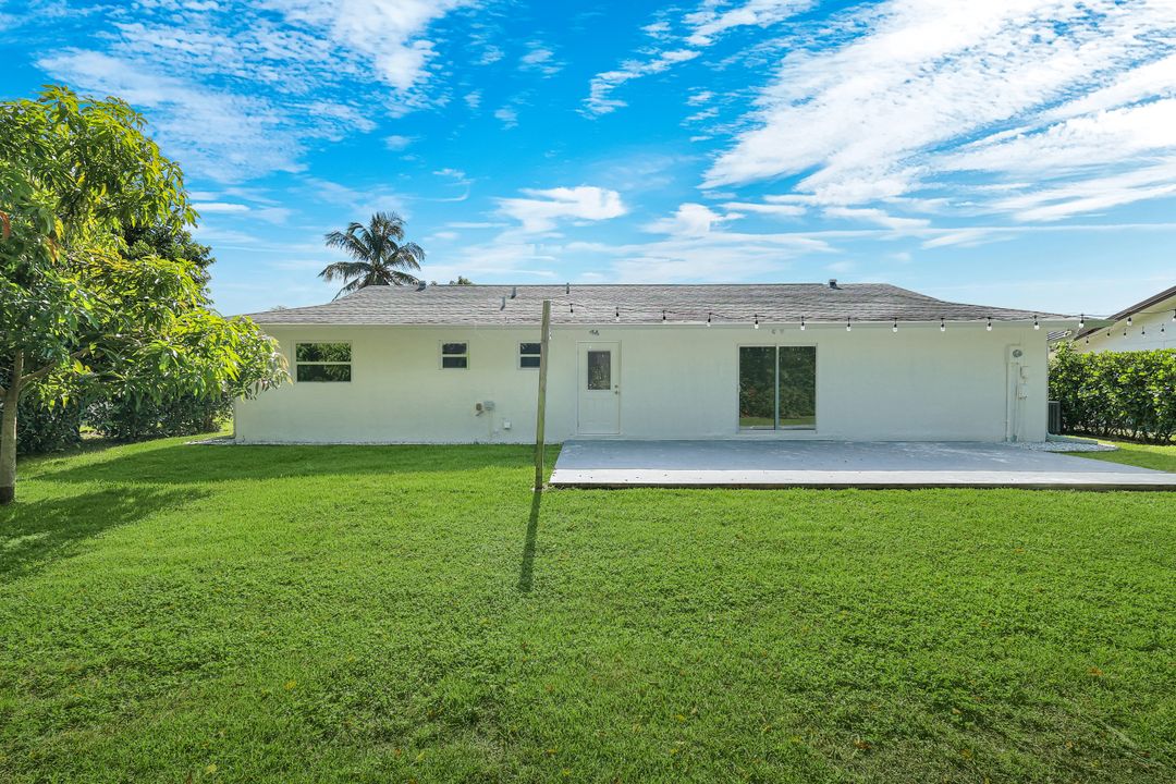 939 Bluebird St, Naples, FL 34104