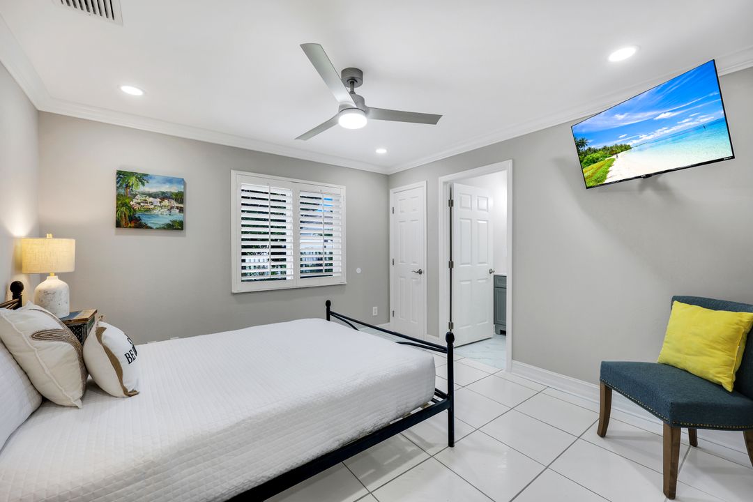 567 93rd Ave N, Naples, FL 34108