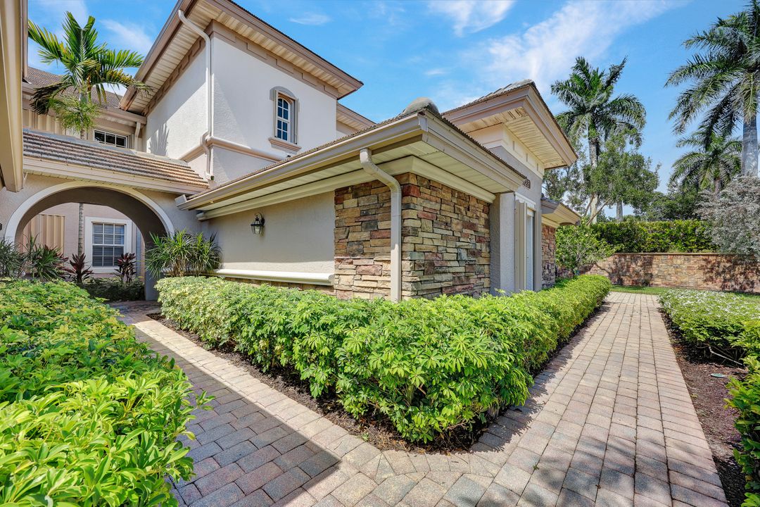 8723 Coastline Ct #202, Naples, FL 34120
