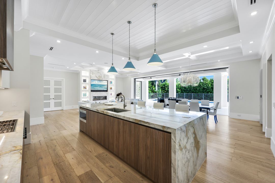 3190 Crayton Rd, Naples, FL 34103