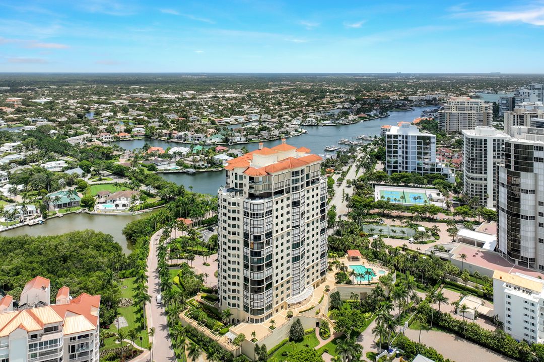 81 Seagate Dr, Naples, FL 34103