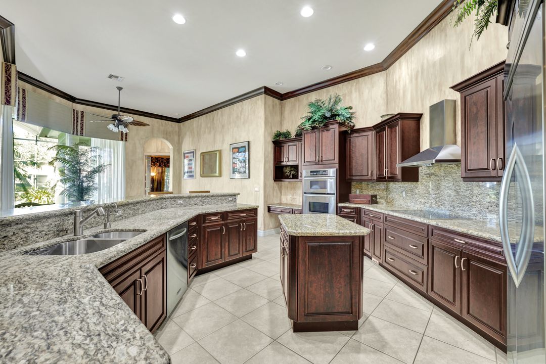 9742 Wilshire Lakes Blvd, Naples, FL 34109
