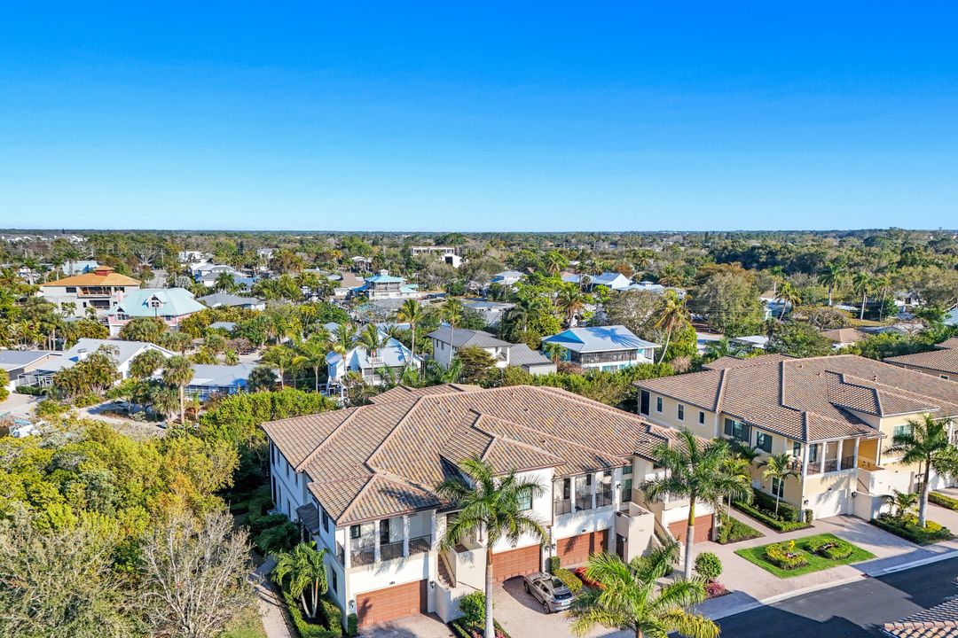 2472 Breakwater Wy #11-102, Naples, FL 34112