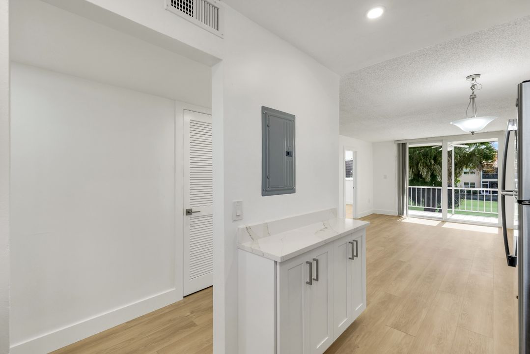 225 Turtle Lake Ct #209, Naples, FL 34105