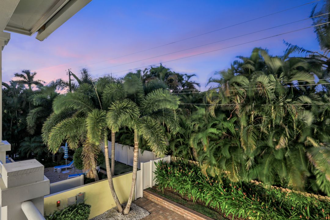 699 Fairway Terrace, Naples, FL 34103