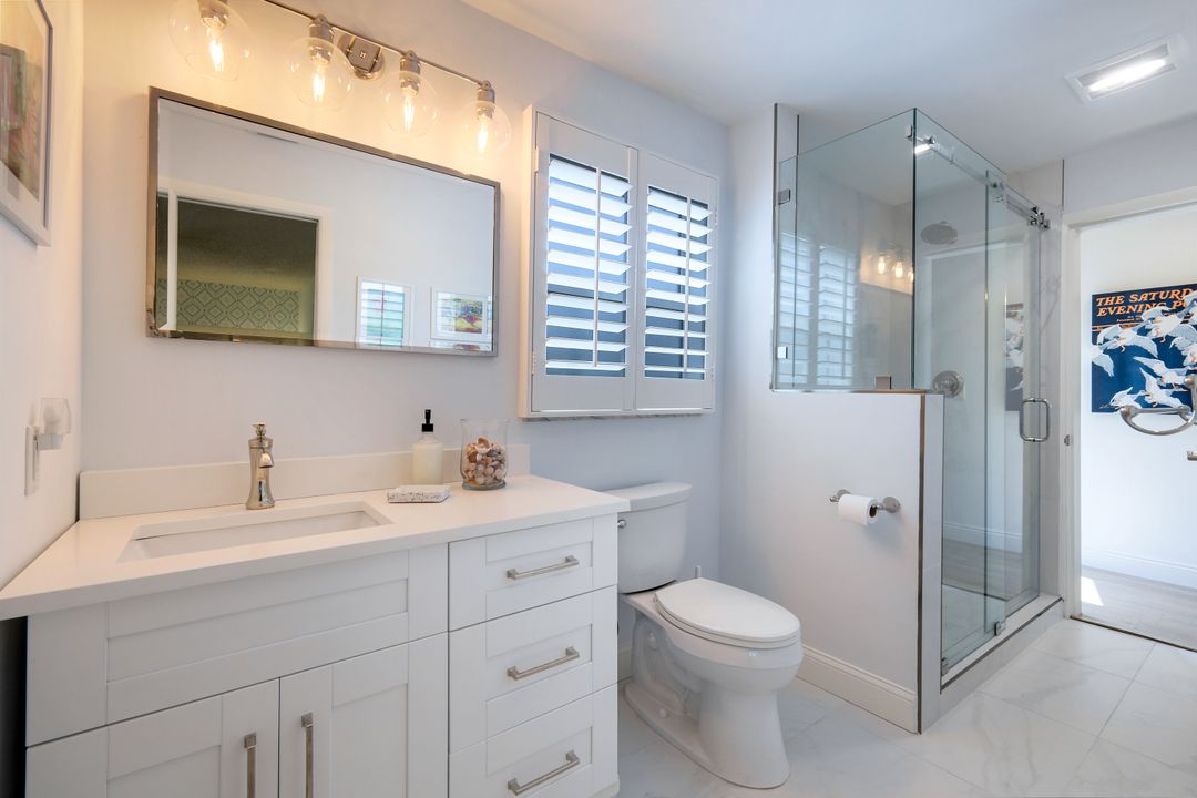 9602 Vanderbilt Dr, Naples, FL 34108