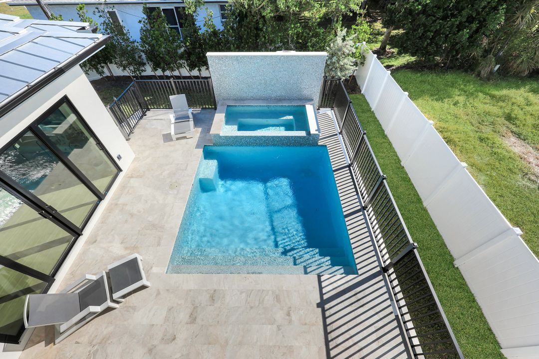 9760 Vanderbilt Dr, Naples, FL 34108