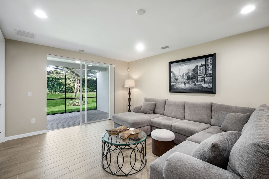 14883 Edgewater Cir, Naples, FL 34114