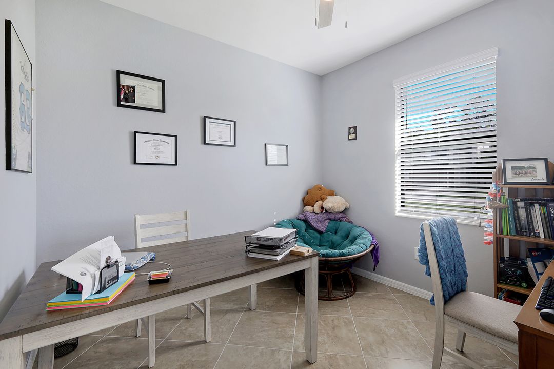 9386 Foxglove Ln, Naples, FL 34120