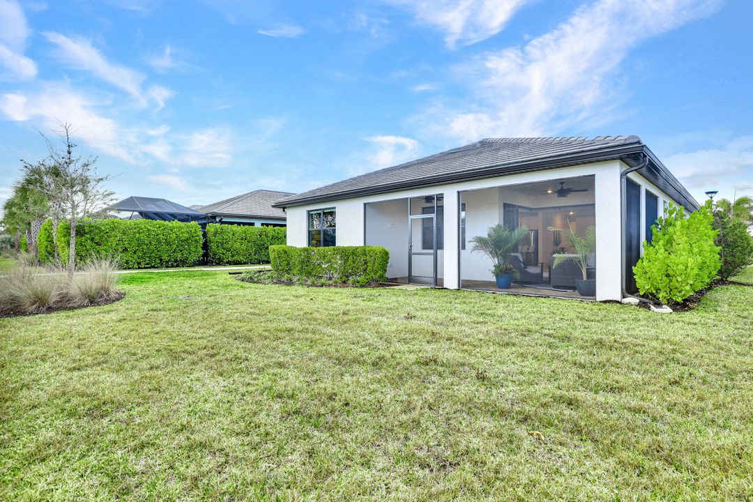 1952 Yellowfin Cir, Naples, FL 34114