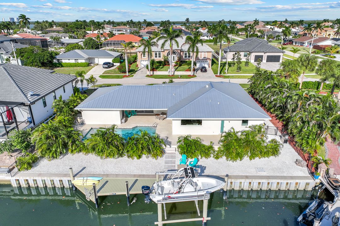 318 Grapewood Ct, Marco Island, FL 34145