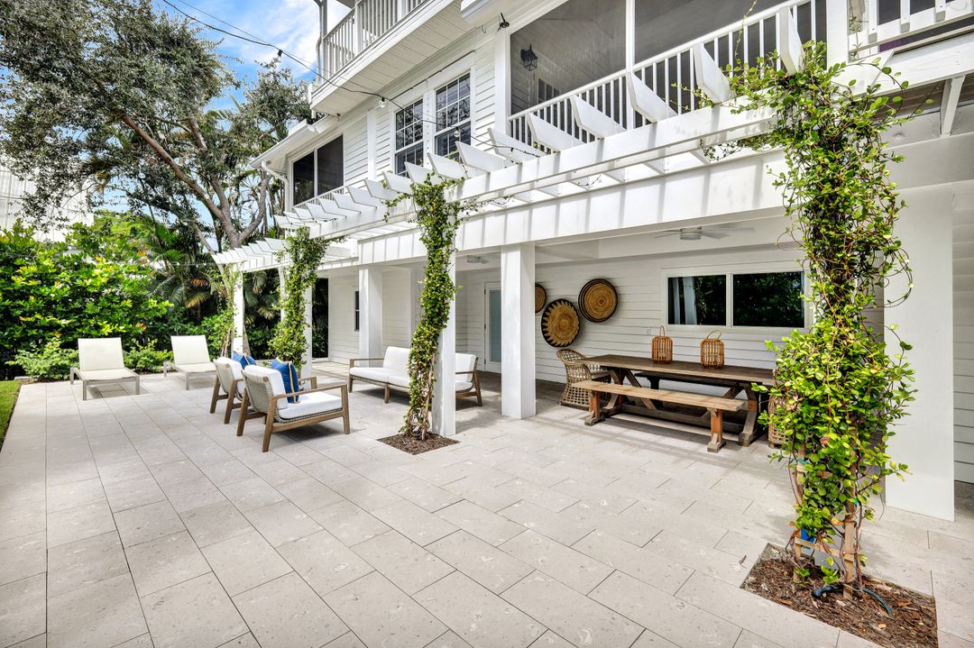 670 8th Ave S, Naples, FL 34102