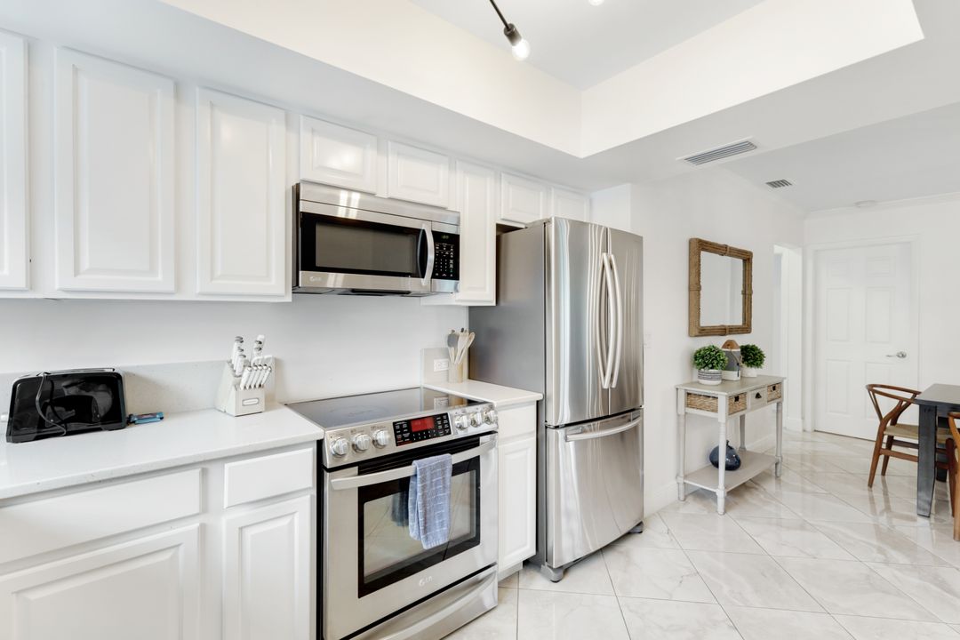 636 98th Ave N, Naples, FL 34108