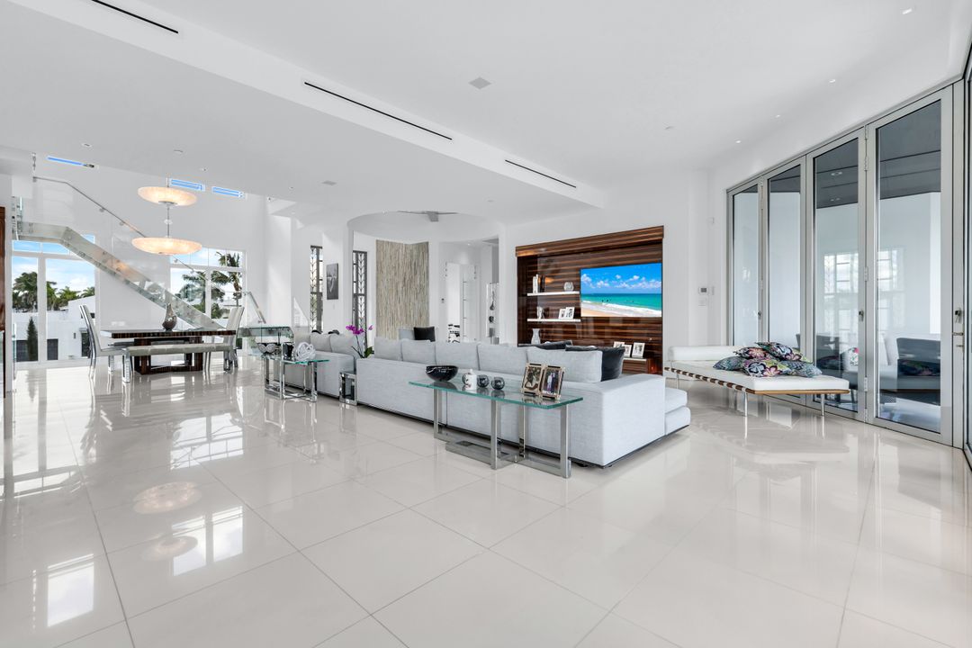 260 Channel Dr, Naples, FL 34108