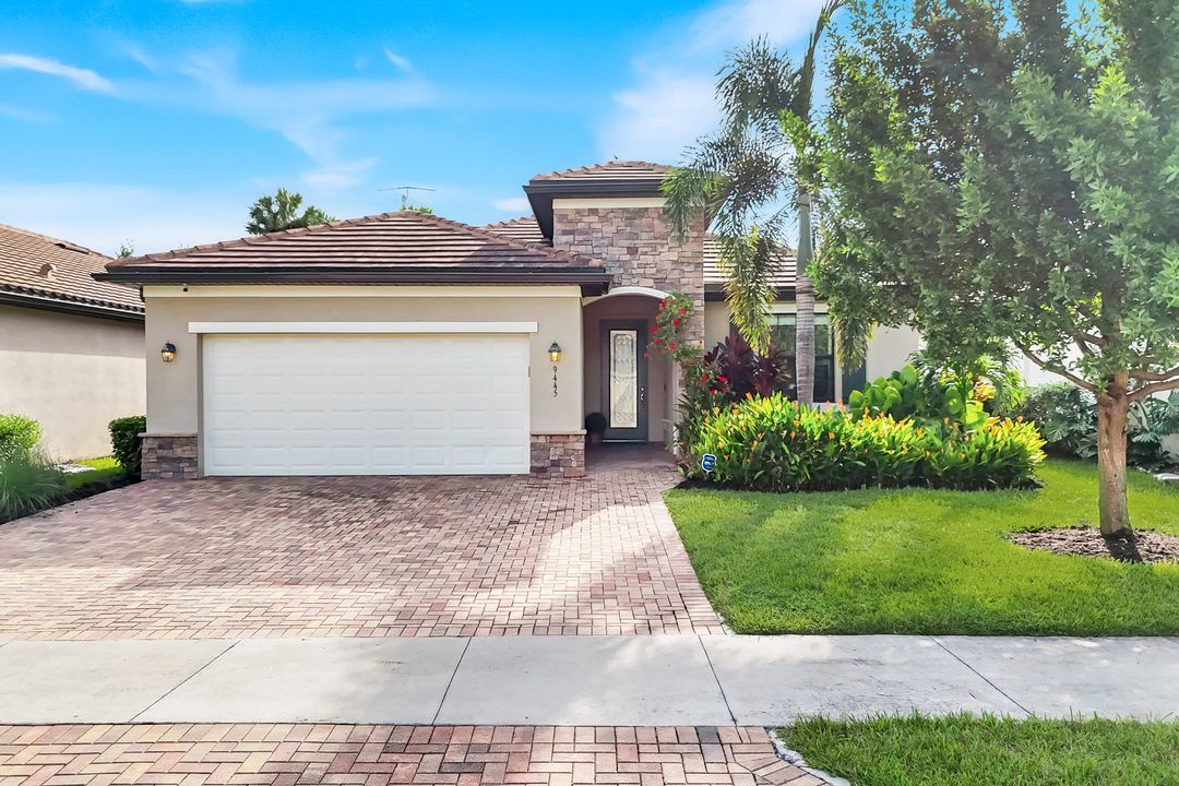 9445 Glenforest Dr, Naples, FL 34120