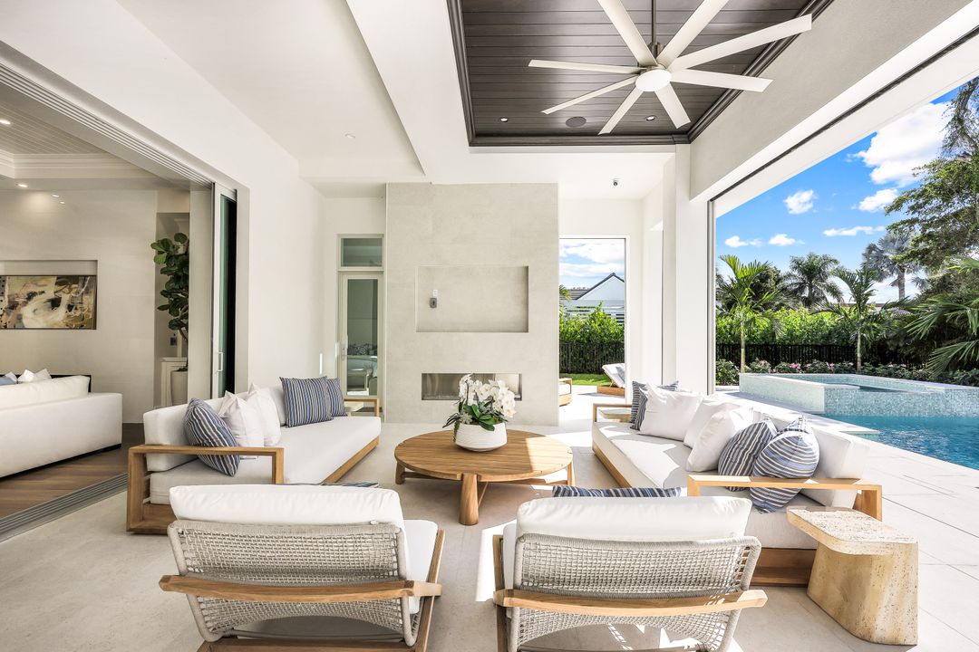 726 Riviera Dr, Naples, FL 34103