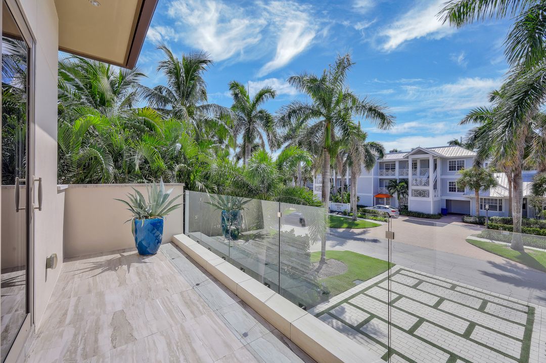 355 7th Ave S, Naples, FL 34102