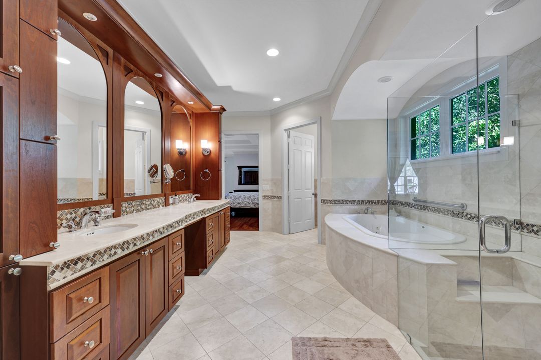 8840 Mariposa Ct, Naples, FL 34113