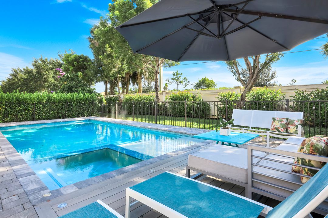 9445 Glenforest Dr, Naples, FL 34120