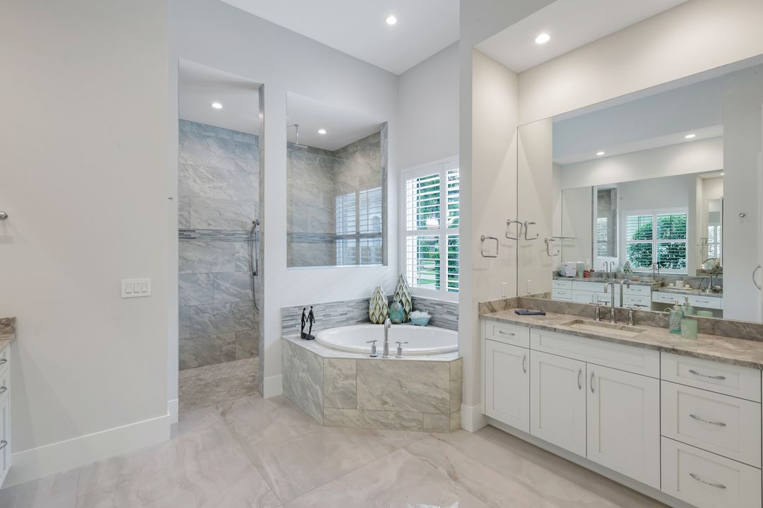 11907 Hedgestone Ct, Naples, FL 34120