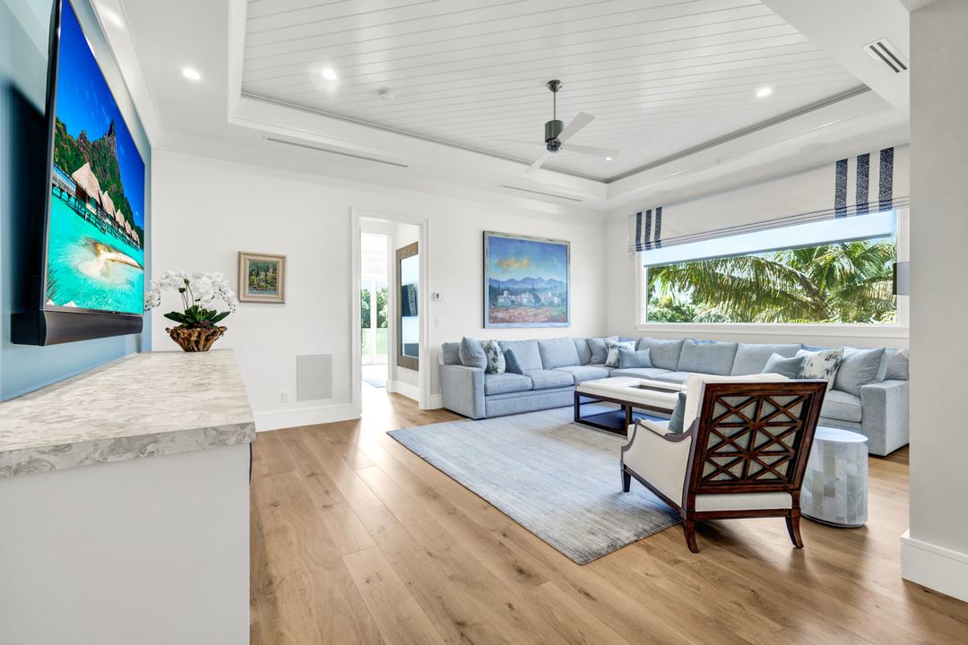 6892 Leeward Wy, Naples, FL 34109