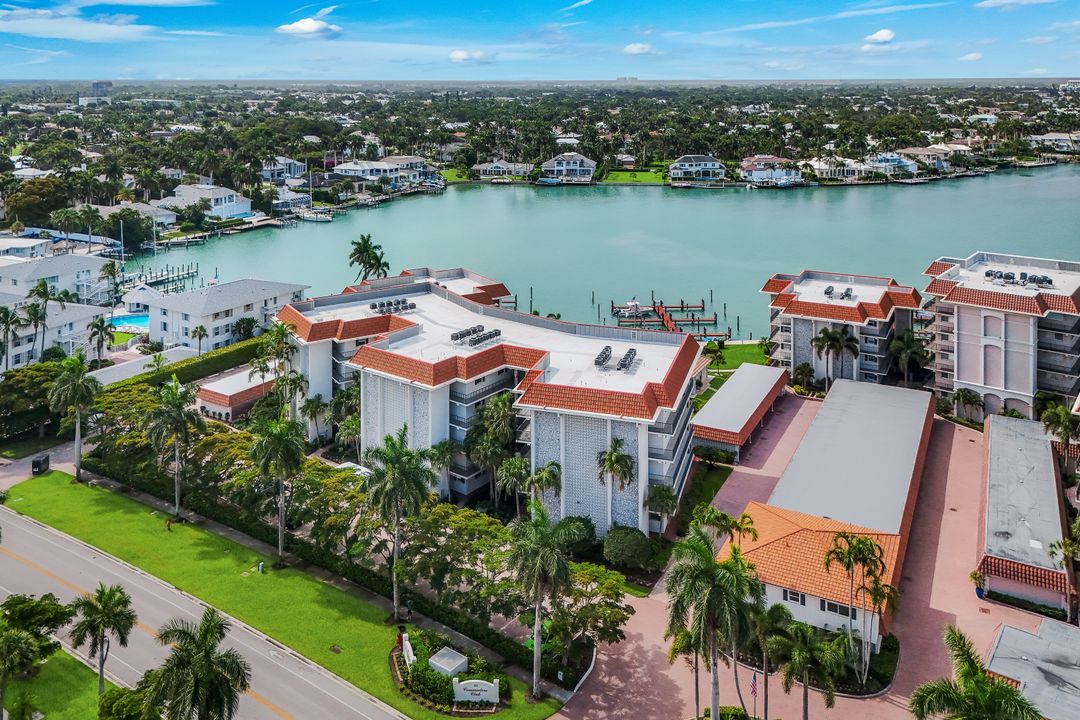 222 Harbour Dr #312, Naples, FL 34103